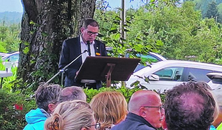 Ständerat Jakob Stark bei seiner Festrede unter der Linde beim Schützenhaus. Bild: Rolf Hug