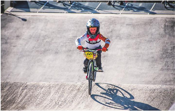 Der fünfjährige Matti Bähler aus Guntershausen auf der Strecke. Bild: Hagi Süssmann / Cycling Academy
