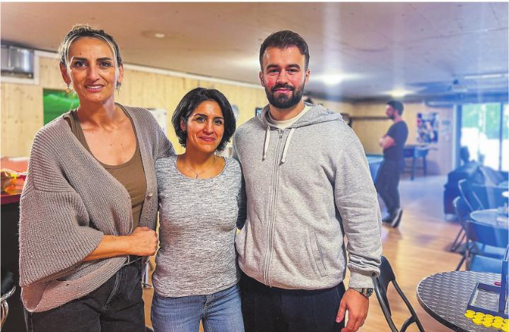 Faton Ali, Leiter Jugendtreff (von rechts), und die Mitarbeiterinnen Imane Abderrahim und Fahrije Kadriu und waren am Tag der offenen Tür anwesend. Bild: Bettina Sticher