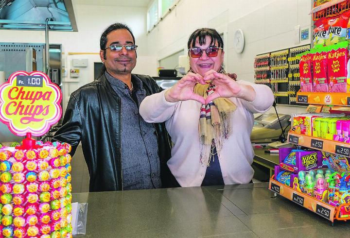 Das neue Team des Badi-Bistros: Kamrul Kamruzzaman und seine Frau Giusy. Gemeinsam hofft das Paar auf Spitzenwetter, so einige zu stillende Gemüter und viele kleine Glace-Fans. Bild: Julia Mantel