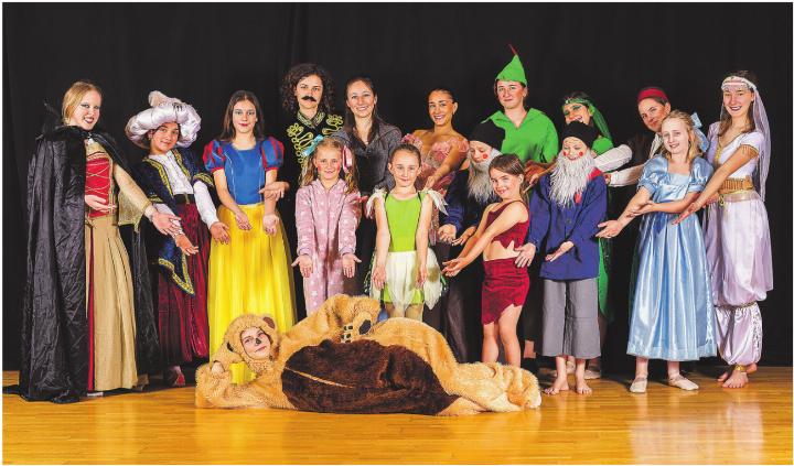 Mutter, Kind und Figuren aus sieben verschiedenen Märchen freuen sich darauf, das Publikum Anfang Mai zu verzaubern.