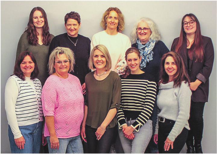 Vorstand, Geschäftsstellenleitung und -mitarbeiterin sowie Koordinatorinnen: Obere Reihe (von links nach rechts):Leandra Kretz, Daniela Portmann, Monika Sonderegger, Gabriela Koch, Nathalie Steiger, Vordere Reihe (von links nach rechts): Tina Odermatt, Patricia Camenzind, Mirjam Fauser, Cristina Morgante, Diana Bühler. Bild: zVg