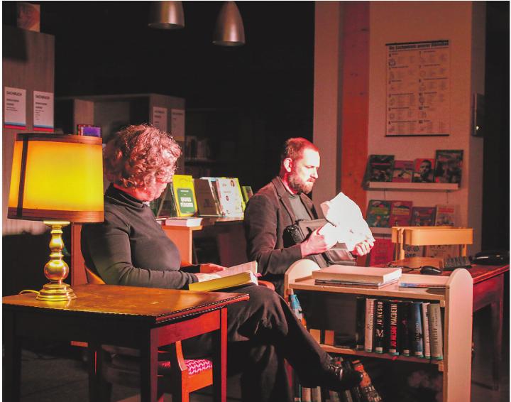 Rahel Imboden als Erzählerin und Simon Berger als Bibliothekar Emil Heuss.