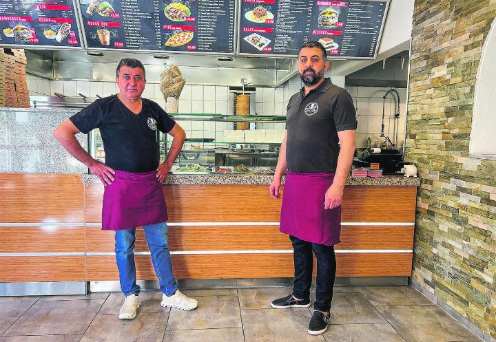 Freuen sich, ihre Kundschaft wieder im Kebap-Treff zu empfangen. Inhaber Bilal Kandil (links) mit seinem langjährigen Partner Semih Ücgöl.