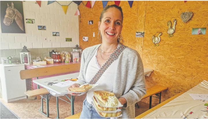 Claudia Ehrat aus Dickbuch freut sich über die frisch gebackenen Apfelwähen.