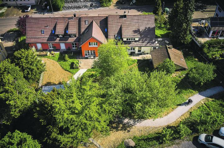 Die einstige Villa mit direktem Gartenanschluss im Parterre erhielt die dringend notwendige sanfte Renovation. Bild: Dominik Reichen