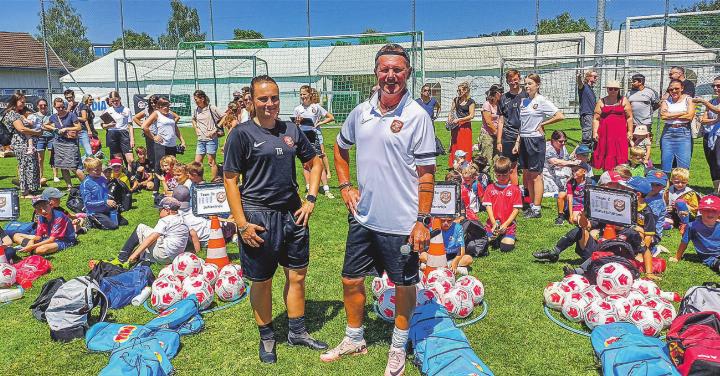 Assistentin Tanja Rodolphi und Bernd Voss sind beide zum 20. Mal am Fussballcamp in Aadorf dabei. Bild: Kurt Lichtensteiger