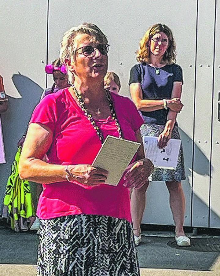 Astrid Keller, Schulpräsidentin Aadorf, begrüsst die Kinder zum neuen Schuljahr.