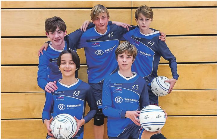 Die U14-Geier stehen ohne Satzverlust an der Tabellenspitze: Yann Oettli, Andres Berger, Dominic Lutz (h.v.l.), Andrin Rütsche, Marc Künzle (v.v.l.). Bild: Hansjörg Oettli