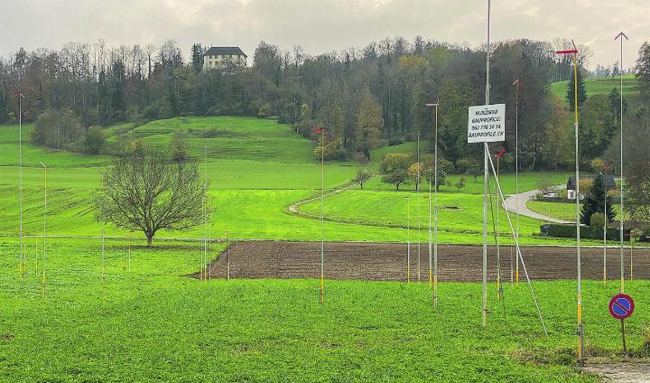 Ausgesteckt werden Bauvorhaben weiterhin physisch. Das Baugesuchs- und -bewilligungsverfahren läuft ab dem 1. Januar 2025 in Elgg jedoch nur noch digital über die Plattform «eBaugesucheZH». Bild: Markus Koch