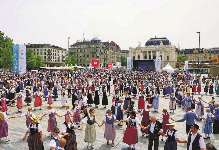 Volkstanzfest mit 3000 Mitwirkenden auf dem Sechseläutenplatz. Bild: Maja Hager