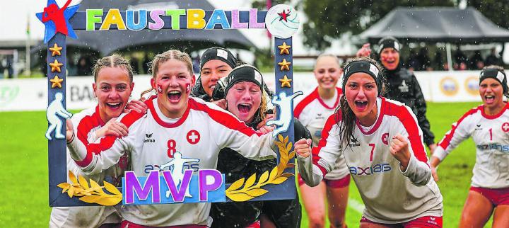 Überschwängliche Freude bei den U18-Faustballerinnen nach dem Gewinn der Bronzemedaille an der WM in Chile. Bild: zVg