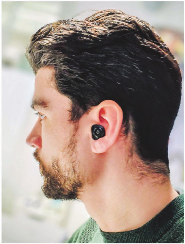 Moderne Hörgeräte verbinden Hörkomfort mit Smartphone-Technologie – für besten Klang direkt im Ohr. Bild: zVg