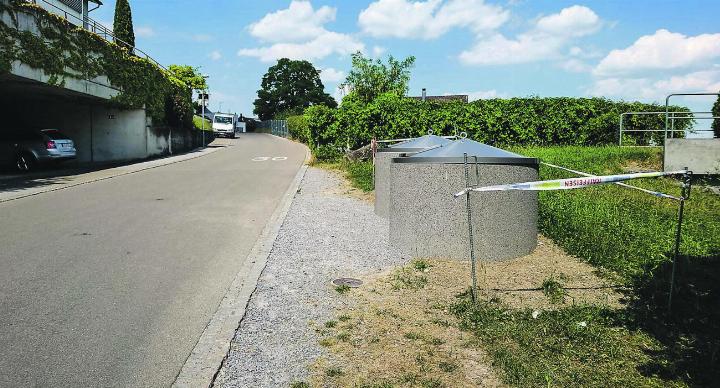 Der Stein des Anstosses: Die neue Abfallentsorgung im Unterflurbehälter beim Schulhaus Ettenhausen. Bild: zvg