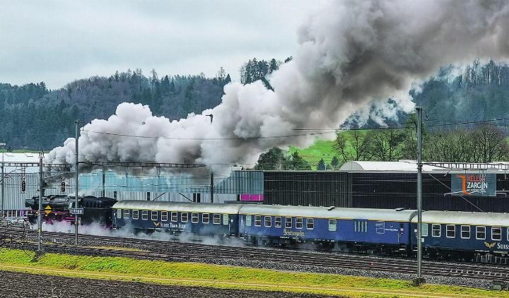 Ein seltenes Schauspiel: Nach einem Halt im Bahnhof Elgg, fährt die Dampflok Richtung Aadorf. Bild: Vanessa Sacchet
