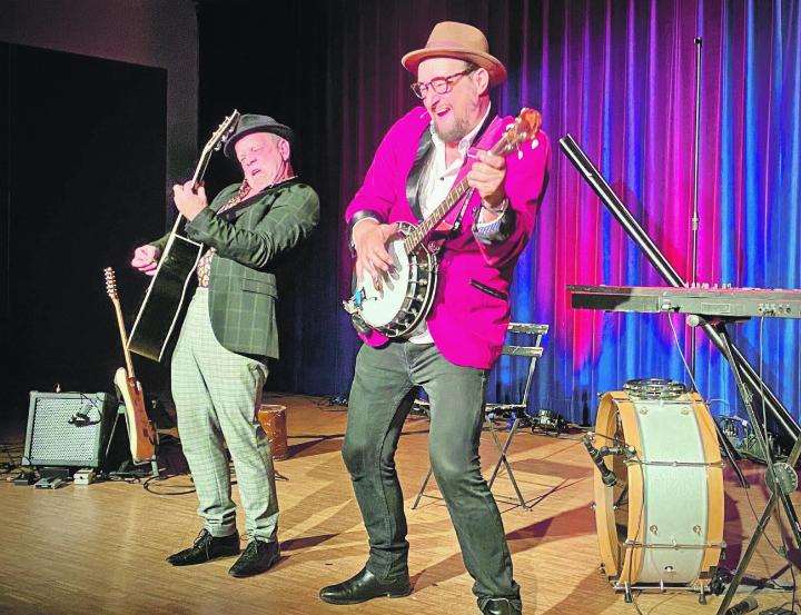 Pascal Dussex und Resli Burri als «Les trois Suisses» eröffneten mit viel Musik und Humor die diesjährige Gong-Indoor-Saison. Bild: Marianne Burgener