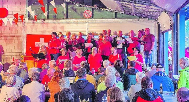 Der ökumenische Kirchenchor und der Chorus Elgg vereint mit dem Publikum beim gemeinsamen Singen der Schweizer Nationalhymne – der musikalische Höhepunkt des Abends. Bilder: Stephanie Hugentobler