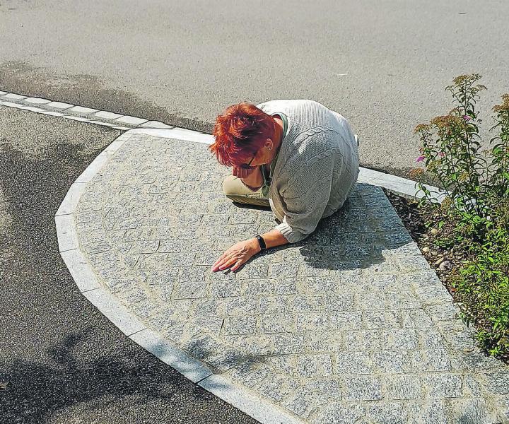 Situation nachgestellt: Glimpflicher Ausgang und viel Lob für uneigennützige Hilfe. 
Bild: Kurt Lichtensteiger