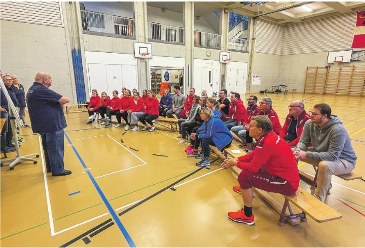 Die Elgger Turnleiterinnen und Turnleiter lauschen interessiert den Ausführungen des Kursleiters Markus Amrein. Die Elgger Turnleiterinnen und Turnleiter lauschen interessiert den Ausführungen des Kursleiters Markus Amrein.