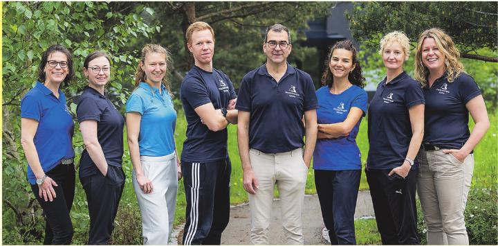 Das Team der Pysiotherapie Winter in Aadorf mit Claudius Winter (4. von rechts). Bild: zVg