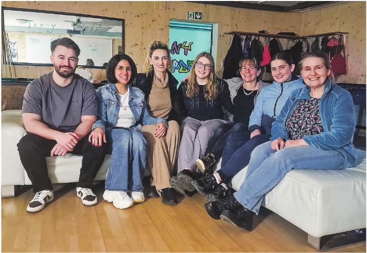 Ali Faton, Imane Abderrahim und Fahrije Kadriu – die drei Organisatoren des Berufskundeanlasses im Jugendtreff Elgg – zusammen mit den Referentinnen der Spitex Eulachtal.