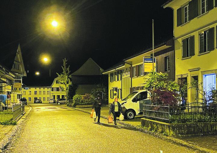 Frühestens Mitte November wird die Strassenbeleuchtung in Elgg wieder länger brennen. Die Petitionäre für mehr Licht sind enttäuscht. Bild: Markus Koch