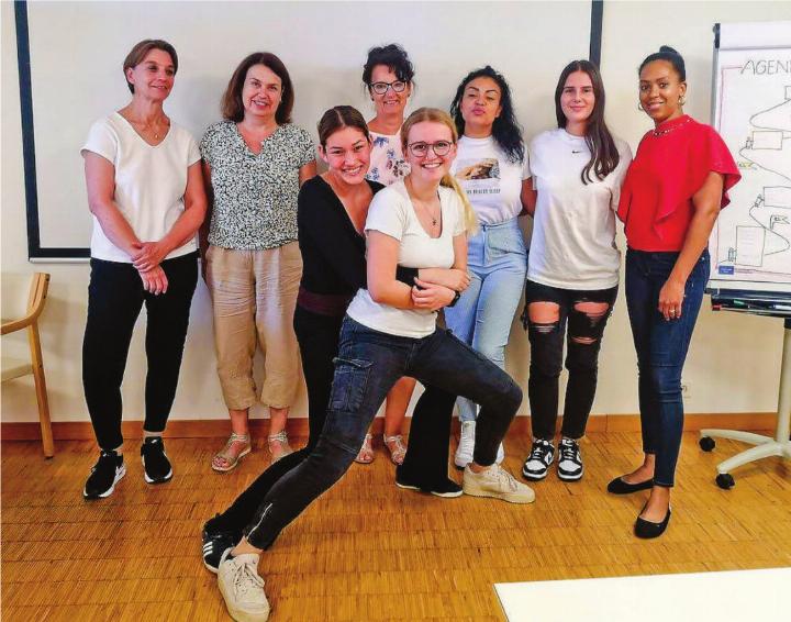Die erfolgreichen «Voleps»: Karin Calzimiglia, Renate Kägi, Anna Radoia, Anyerifransori Rebolledo, Rinesa Kryeziu, Vilmara Spiller (hinten), Jennifer Lehmann und Sina Rietschin (vorne). Nicht auf dem Foto sind Yaren Özbalci und Chiara Straface. Bild: Gabriela Schlumpf