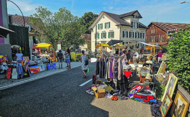 Kunst und Krempel gab’s am Samstag an der «Grill & Gant» um die Untermühle zu bestauen, kaufen – und ersteigern. Bild: Stephanie Hugentobler