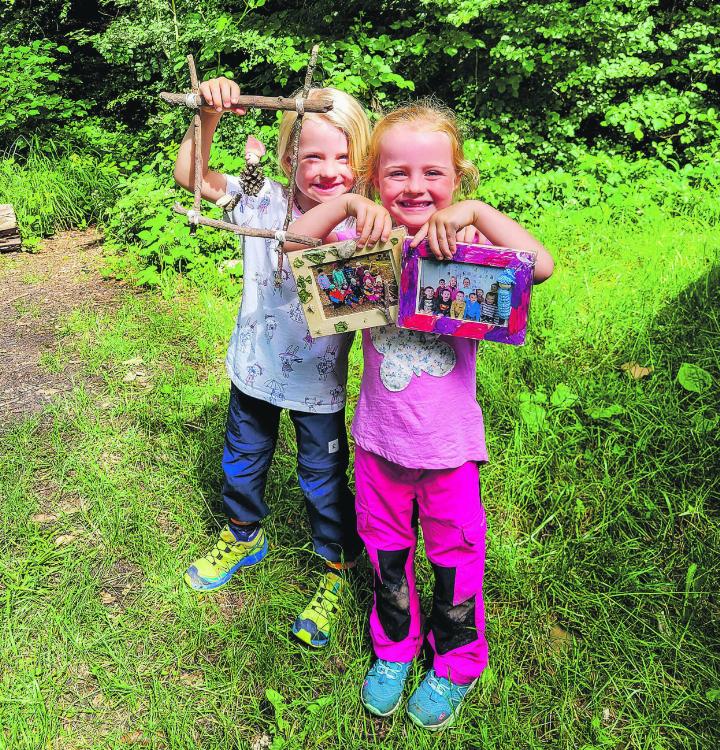 Die Kinder bastelten einen Bilderrahmen aus Ästen mit einer lustigen Tannenzapfenfigur. Bild: zvg