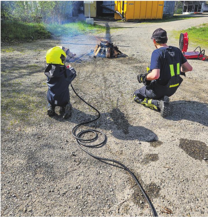 «Wasser marsch!»- ein kleiner Feuerwehrmann im Einsatz.
