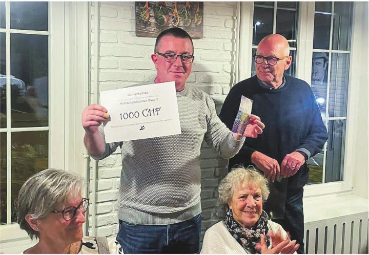 Übergabe einer Spende von 1000 Franken an die Fahrerinnen und Fahrer des Mahlzeitendienstes.