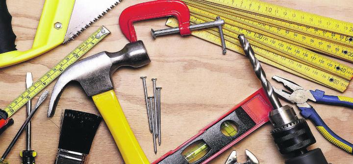 Gartenbau-Träume Artur wirkt wie ein gezielter Versuch, mit grossem Auftritt schnell an Aufträge zu kommen, wahrscheinlich ohne je selbst ein Werkzeug in die Hand genommen zu haben. Bild: Shutterstock.com