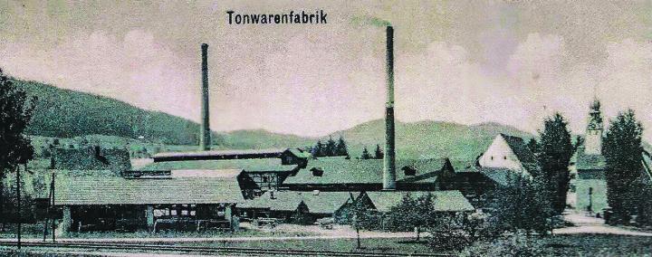 Tonwarenfabrik (mechanische Ziegelei) Tänikon südöstlich der Klosteranlage. Rechts im Bild die heute noch bestehende Kirche. Bild: zVg