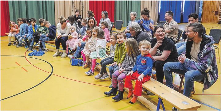Gebannt verfolgen die Kinder die Abenteuer von Pinocchio beim Auftritt von Loolis Puppentheater in der Turnhalle Hagenbuch.