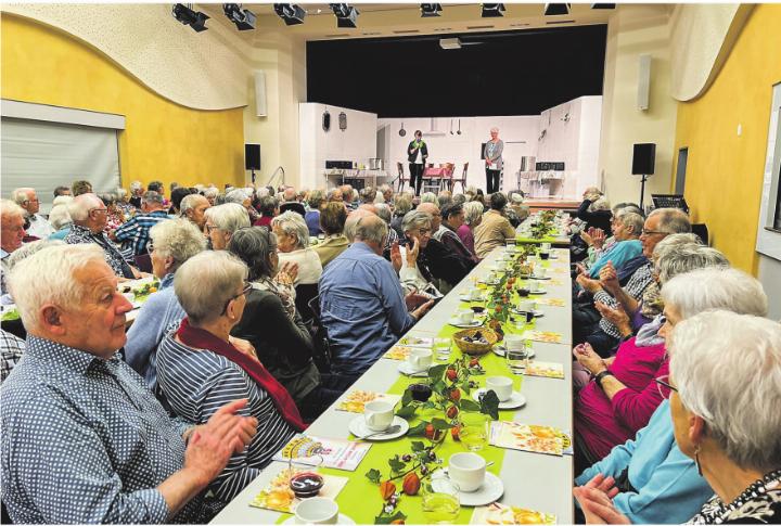 Sonja Lutz, Ortsvertretung Pro Senectute Elgg und Gemeindepräsidentin Ruth Büchi-Vögeli begrüssen zum Seniorennachmittag im Werkgebäude. Bild: Bettina Sticher