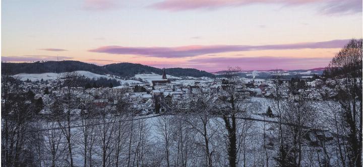 Elgg in der Abenddämmerung. Leserbild: Brigitte Ostertag, Elgg