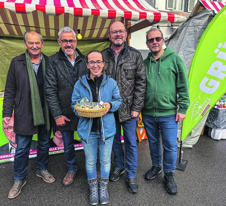 Die Spitzenkandidierenden am Aadorfer Weihnachtsmarkt: Kurt Egger, Matthias Kreier, Isabelle Vonlanthen-Specker, Bernhard Braun, Sven Blum (von links). Bild: zvg