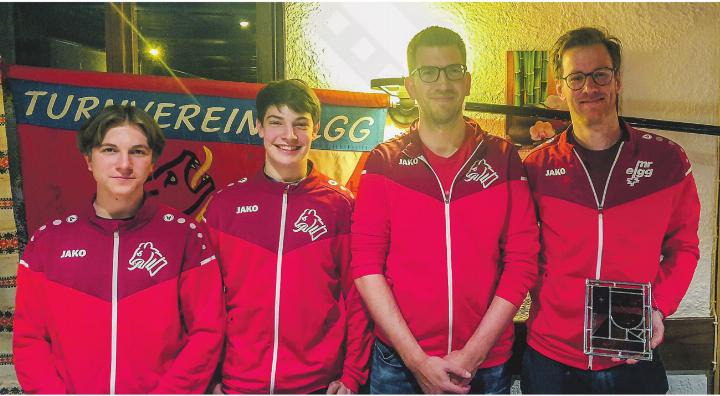 Die Neumitglieder Yanis Gehring und Dino Maag mit Präsident Andreas Wettstein und dem zum Ehrenmitglied ernannten Matthias Bernhard (von links). Bild: Andrej Blaser