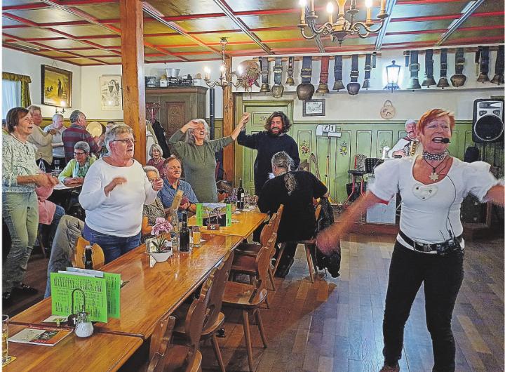 Sylv Würthele (rechts im Bild) entpuppt sich als Stimmungskanone. Bild: Kurt Lichtensteiger