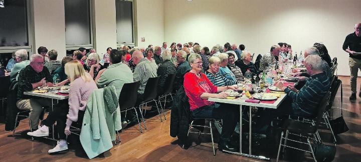 Rund 80 Gäste liessen sich die diesjährige Metzgete des Einwohnervereins Aadorf im katholischen Kirchgemeindezentrum nicht entgehen. Bild: Irène Basler