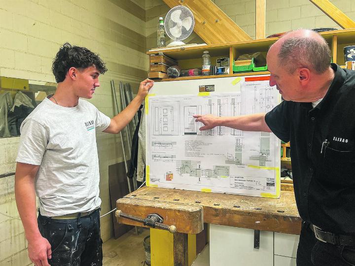 Schreinerlehrling und Leistungssportler Dario Thür mit Thomas Fries, Verwaltungsratspräsident und Geschäftsführer der Elibag Elgg, in der Werkstatt. Bild: Bettina Sticher