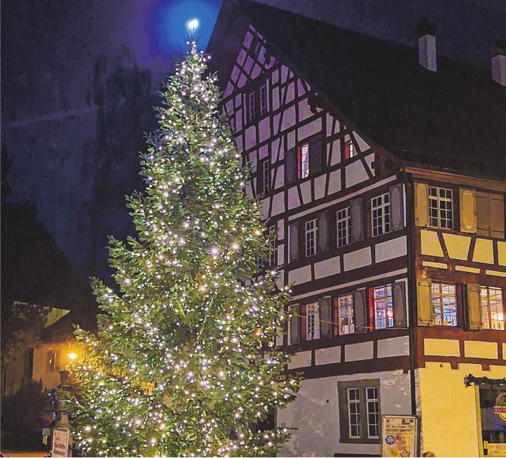 Der Mond über dem Christbaum auf dem Meisenplatz – ein stimmungsvoller Schnappschuss in der Vorweihnachtszeit. Leserbild: Markus Rohner, Elgg Der Mond über dem Christbaum auf dem Meisenplatz – ein stimmungsvoller Schnappschuss in der Vorweihnachtszeit. Leserbild: Markus Rohner, Elgg