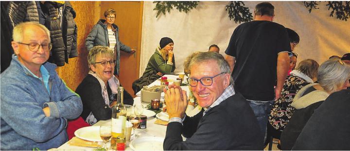 Liebevoll gefertigte Gestecke und feines Raclette stimmten die Besucherinnen und Besucher der Adventsausstellung auf die Vorweihnachtszeit ein. Bild: Heinz Büchi