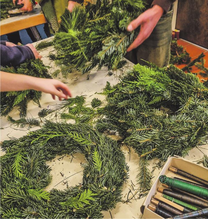 Am Samstag, 29. November, lädt die Reformierte Kirchgemeinde Eulachtal Gross und Klein zum gemeinsamen Adventskranz-Basteln ein. Bild: zVg