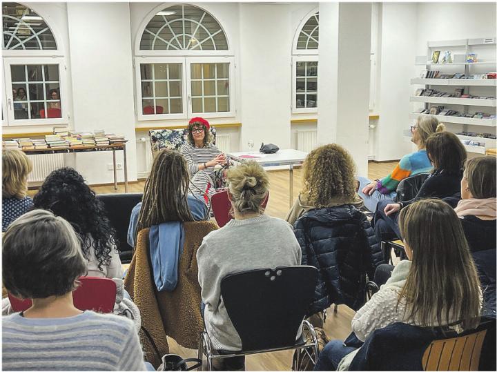 Jeanette Kuster las in der Gemeinde- und Schulbibliothek Aadorf aus ihrem Buch über die Perimenopause. Bild: Bettina Sticher