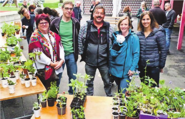Vertretungen der Dorfgemeinschaft mit Frederica Häberli, Armin Köppel, Norbert Eisenegger, Angelika Muff und Melanie Capassi (von links). Bild: Kurt Lichtensteiger