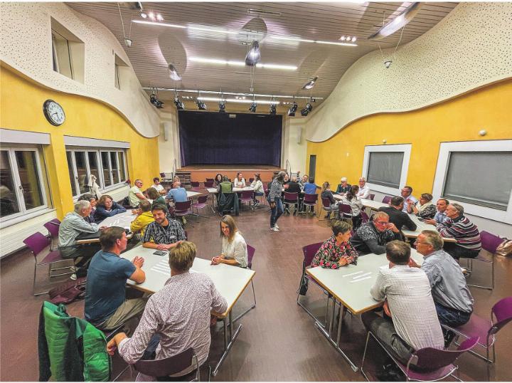 Behördengang einmal anders – an acht Tischen konnten Fragen zu politischen Ämtern gestellt werden. Behördengang einmal anders – an acht Tischen konnten Fragen zu politischen Ämtern gestellt werden.