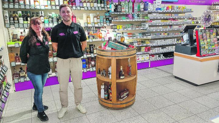Monika Gross und Angelo Goga sind die Ansprechpersonen im Rio Getränkemarkt. Bild: Kurt Lichtensteiger