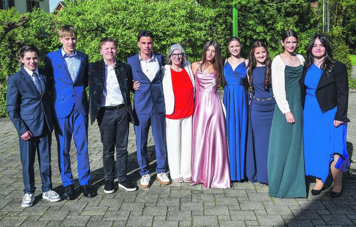 Die neun gefirmten Jugendlichen zusammen mit Katechetin Sylvia Brotschi. Bild: zVg