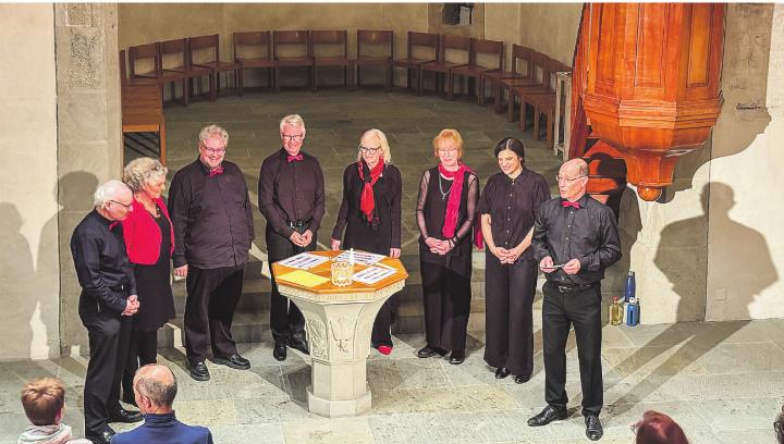 Die acht Sängerinnen und Sänger von ZAP MALOHNI begeistern mit kraftvollen Stimmen und abwechslungsreichen Arrangements in der Klosterkirche Tänikon. Bild: zVg